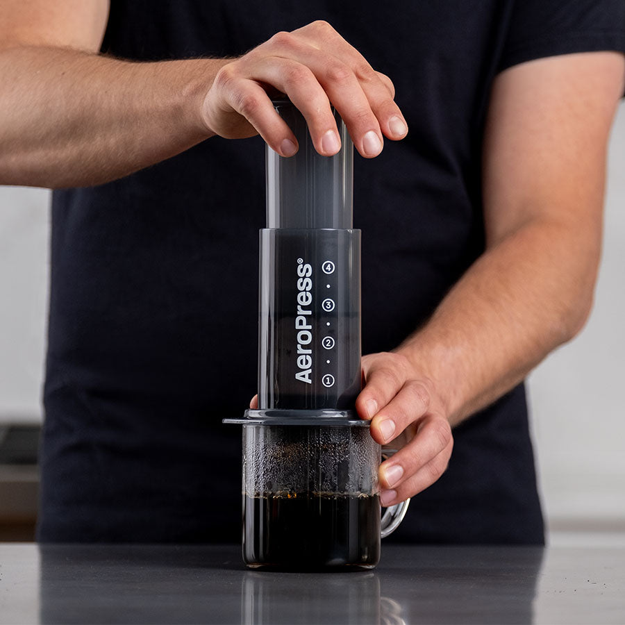 Aeropress-original-085276000855-detail-using