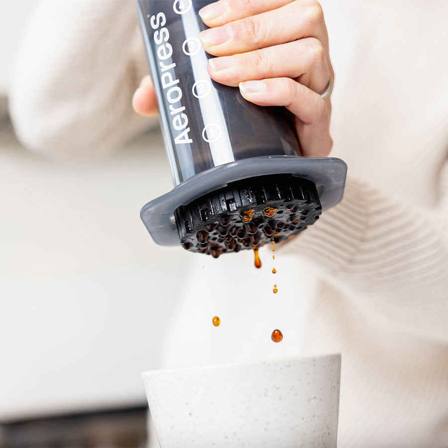 Aeropress-original-085276000855-using