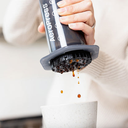 Aeropress-original-085276000855-using