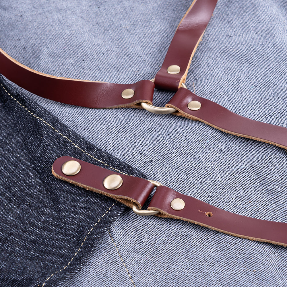 Schürze mit Lederriemen